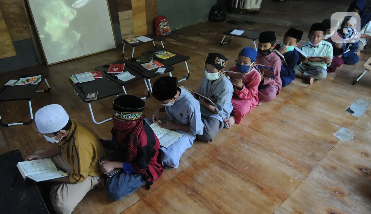 Antrean anak-anak saat menunggu untuk menyetor ayat Alquran saat kegiatan homeschooling berbasis pesantren Paket A di Skoba Madani, Parung, Bogor, Rabu (14/4/2021). Bulan Ramadhan, umat muslim memperbanyak ibadah terutama membaca dan mengkaji kandungan Alquran. (merdeka.com/Arie Basuki)