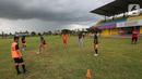 Pemain muda berlatih sepak bola di Stadion Ki Mawuk, Kabupaten Tangerang (21/01/2022). Stadion mini di 29 kecamatan yang digagas Bupati Tangerang Ahmed Zaki Iskandar untuk menghidupkan olahraga sepak bola dan mencari bibit unggul atlet sepak bola. (Liputan6.com/Fery Pradolo)