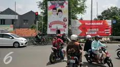 Baliho besar bergambar pasangan calon wali kota dan wakil wali kota Depok nomor urut satu, Dimas Oky dan Babai Suhaimin masih terpasang di pertigaan Jalan Tole Iskandar, Depok, Senin (7/12). (Liputan6.com/Yoppy Renato)