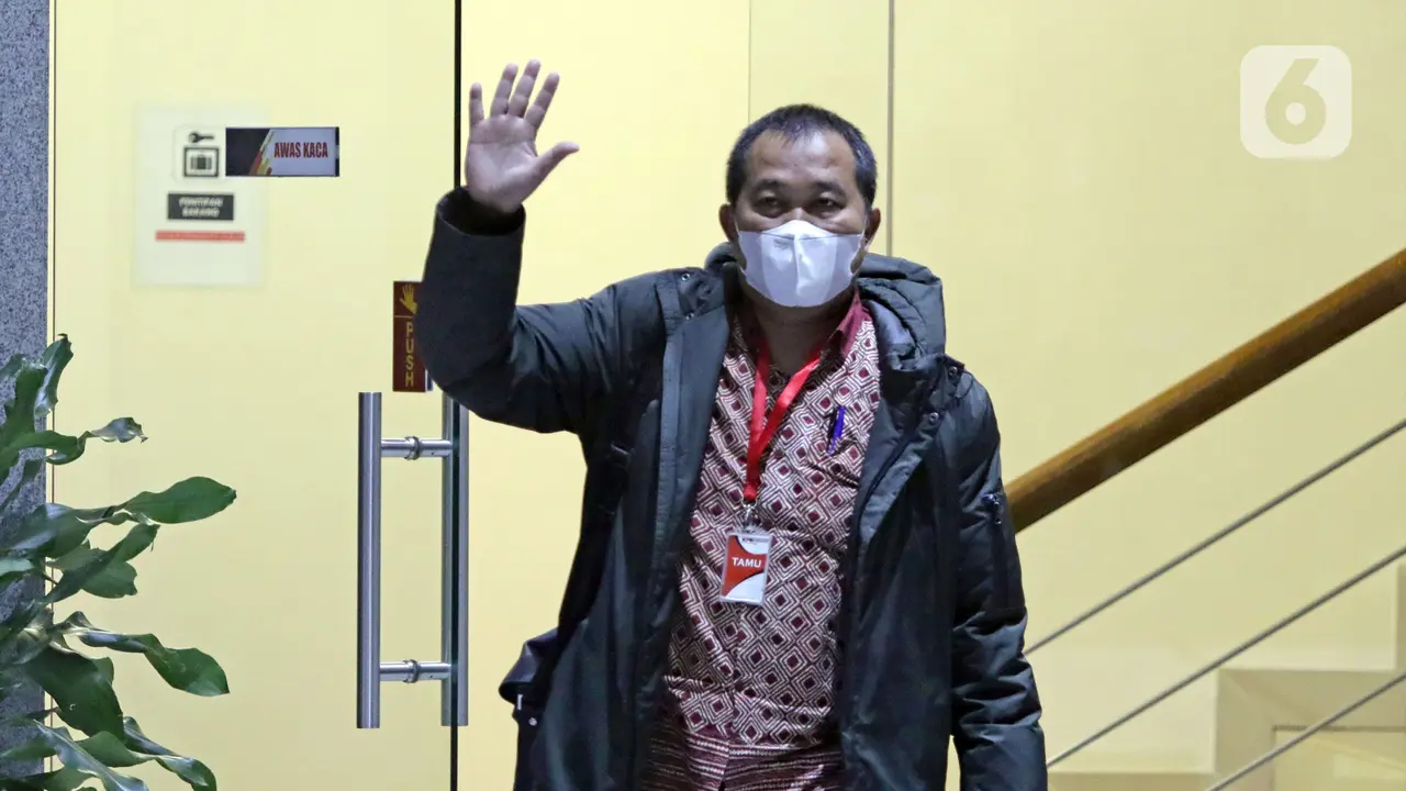 FOTO Koordinator MAKI Diperiksa KPK Terkait TPPU Bupati Banjarnegara