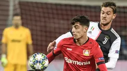 Foto file yang diambil pada 11 Desember 2019 Bek Juventus, Daniele Rugani berusaha merebut bola dari pemain Leverkusen, Kai Havertz pada pertandingan grup D Liga Champions di Leverkusen, Jerman. Rugani dinyatakan positif terkena virus corona, yang diumumkan klub 11 Maret 2020. (AFP/Ina Fassbender)