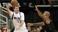Aksi Luka Doncic saat Mavericks kalahkan Rockets pada laga NBA (AP)