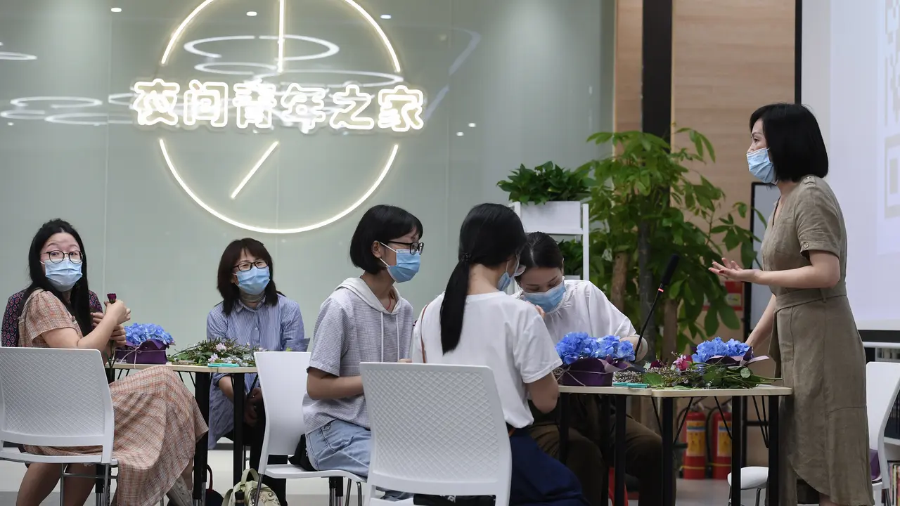Melihat Kaum Muda di China Ikuti Kelas Merangkai Bunga