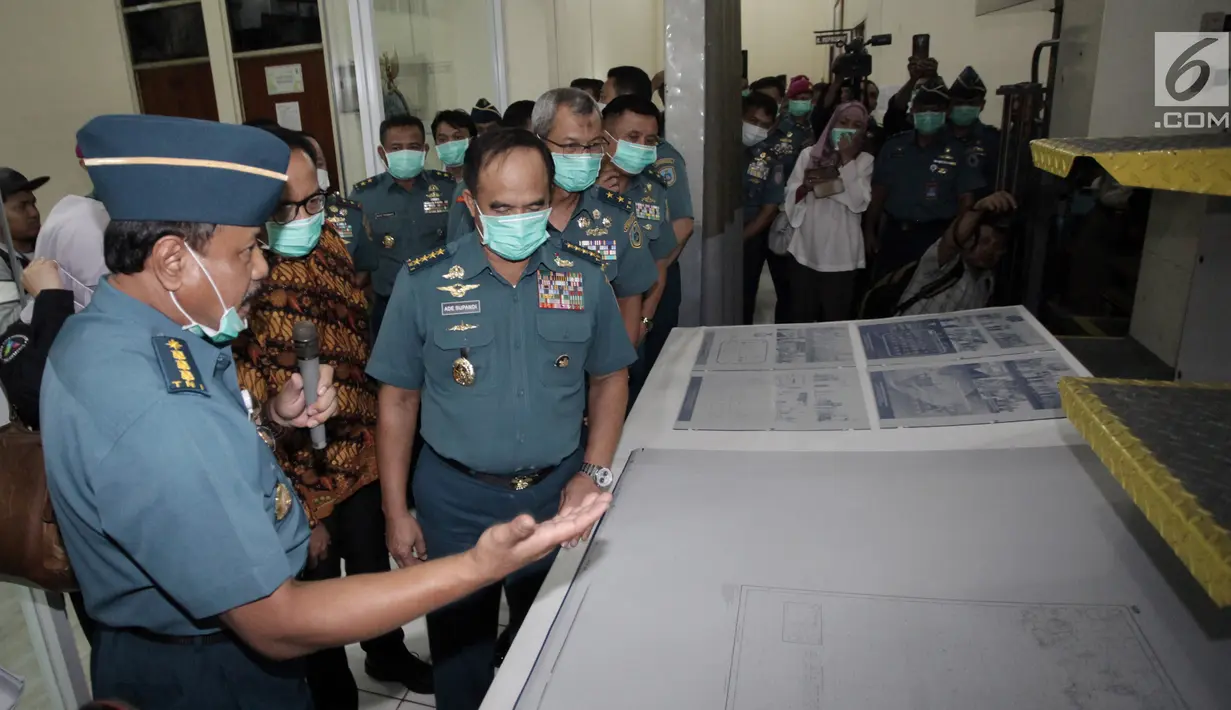 KSAL Laksamana TNI Ade Supandi mendengar penjelasan terkait fasilitas anjungan utama Pushidrosal seusai peresmian  di Mako Pushidrosal, Jakarta, Kamis(18/1). Pushidrosal merupakan perwakilan Indonesia dalam bidang hidrografi. (Liputan6.com/Arya Manggala)