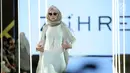 Model dengan busana rancangan desainer Zuhre dari Turkey dalam Jakarta Modest Fashion Week 2018 (JMFW) di Gandaria City, Jakarta, Kamis (26/7). akarta terpilih sebagai gelaran yang keempat dalam JMFW. (Liputan6.com/Faizal Fanani)