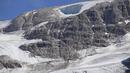 Pemandangan gletser Punta Rocca dekat Canazei, di Pegunungan Alpen Italia di Italia utara, Senin, 4 Juli 2022, sehari setelah sebagian besar gletser terlepas, mengirimkan longsoran es, salju, dan batu ke para pejalan kaki. (AP Photo/Luca Bruno)
