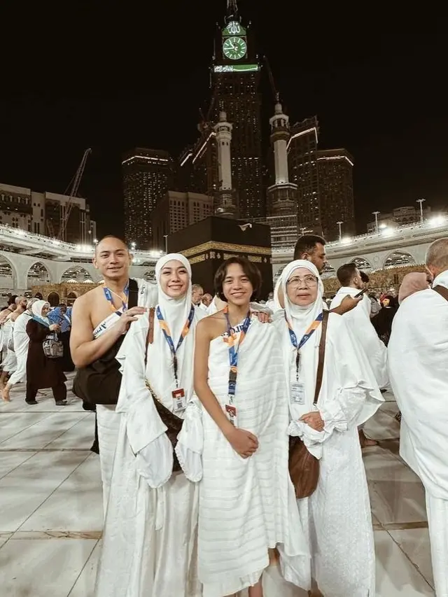 Artis Rayakan Awal Tahun Baru 2024 di Tanah Suci