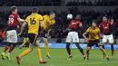 Gelandang Manchester United, Paul Pogba, mengontrol bola saat melawan Wolverhampton Wanderers pada laga Premier League 2019 di Stadion Molineux, Selasa (2/4). Wolverhampton menang 2-1 atas Manchester United. (AP/Rui Vieira)