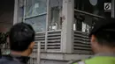 Halte Bus TransJakarta di Kampung Melayu, Jakarta Timur rusak, akibat ledakan bom, Kamis (26/5). Kaca-kaca halte Transjakarta pecah dan bercak darah dari korban ledakan bom terlihat menempel di halte. (Liputan6.com/Faizal Fanani)