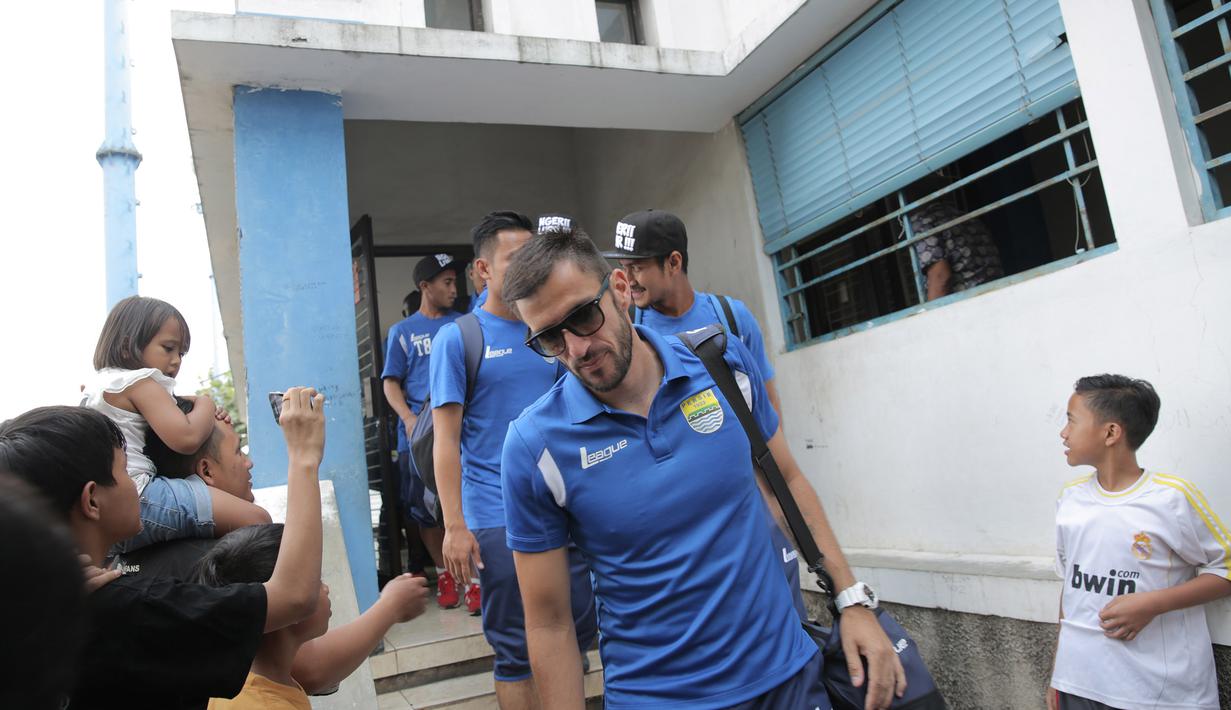 Pemain Persib berangkat menuju Jakarta dari Mess Persib, Jumat (16/10/2015). (Bola.com/Vitalis Yogi Trisna)