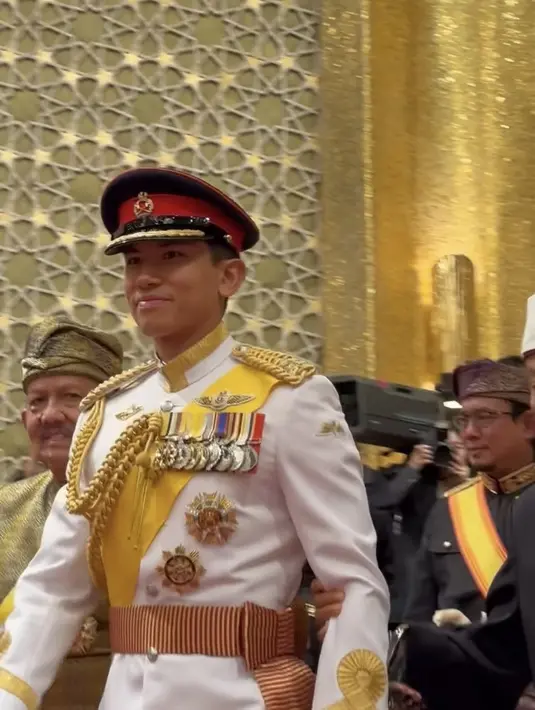 Tampilannya semakin gagah dengan topi militer waena hitam dengan aksen merah dan keemasan serta lengkap dengan pinnya. [@mj_yonghang]