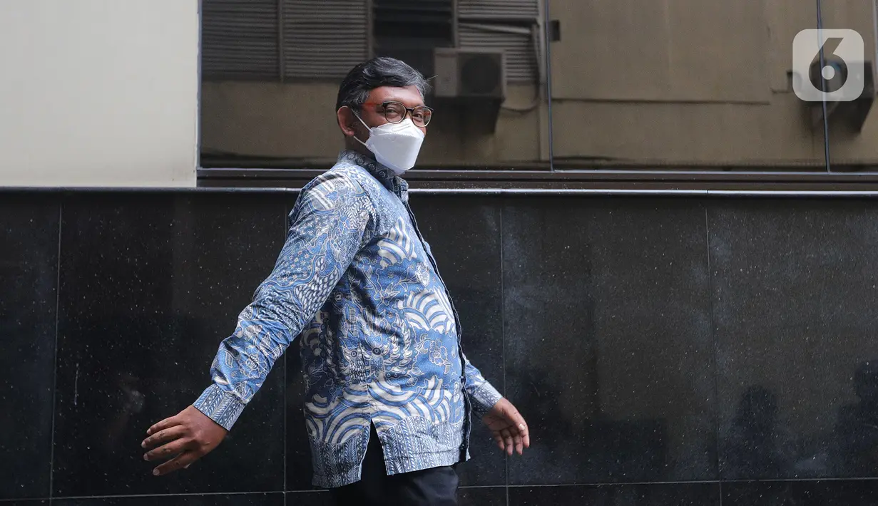 Mantan Direktur Kampanye Sosialisasi Antikorupsi KPK Giri Suprapdiono melintas seusai mengikuti asesmen atau uji kompetensi di Gedung TNCC Mabes Polri, Jakarta, Selasa (7/12/2021). Sebanyak 44 mantan pegawai KPK hari ini menjalani Asesmen sebagai ASN Polri. (Liputan6.com/Herman Zakharia)
