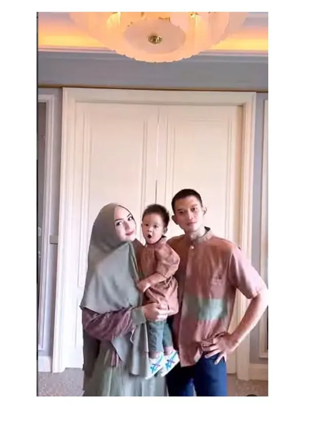 7 Gaya Citra Kirana, Rezky Aditya dan Baby Athar Pakai Baju Couple, Kompak Banget