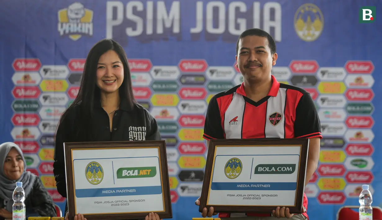 Direktur Bisnis PSIM Yogyakarta, Liana Tasno (kiri) memberikan plakat kepada perwakilan Bola.com dan Bola.net, Hery Kurniawan sebagai media partner saat konferensi pers sponsor PSIM Yogyakarta 2022 di Wisma PSIM Yogyakarta, Sabtu (13/08/2022). (Bola.com/Bagaskara Lazuardi)