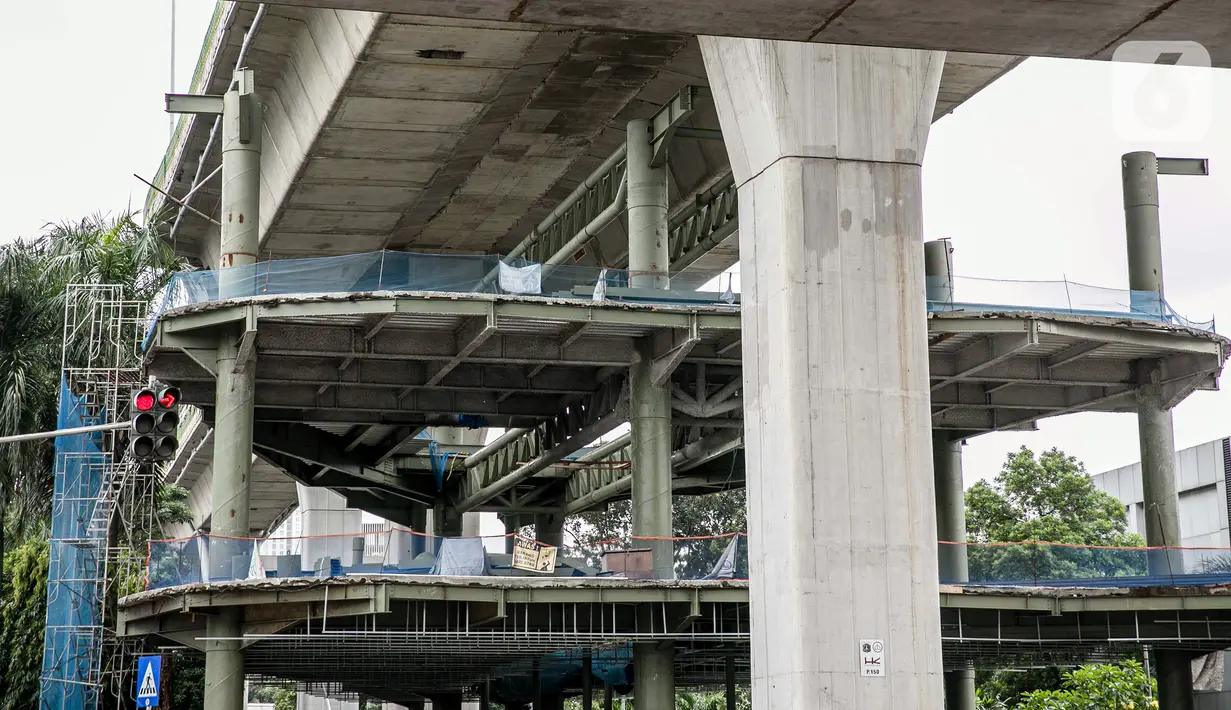 Suasana proyek pembangunan jembatan layang atau skybridge untuk integrasi Halte Transjakarta Centrale Stichting Wederopbouw (CSW) di Stasiun MRT Asean, Jakarta, Selasa (19/1/2021). Proyek pembangunan Skybridge CSW terpantau sepi aktivitas. (Liputan6.com/Faizal Fanani)
