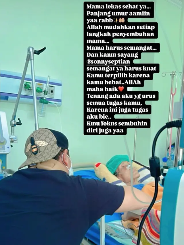 6 Potret Sonny Septian Rawat Ibu yang Sakit, Tetap Menemani Meski Belum Pulih