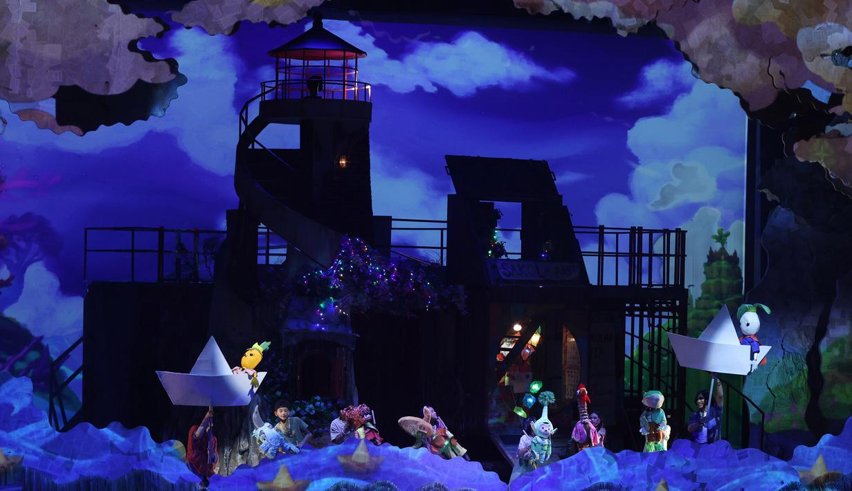 Pelakon saat menampilkan drama musikal bertajuk Musikal Perahu Kertas di Ciputra Artpreneur, Jakarta, pada Jumat 30 Januari 2026. Indonesia Kaya dan Trinity Entertainment Network berkolaborasi dengan Trinity Youth Symphony Orchestra (TRUST) menyelenggarakan drama musikal bertajuk Musikal Perahu Kertas. (Kapanlagi.com/Budy Santoso)