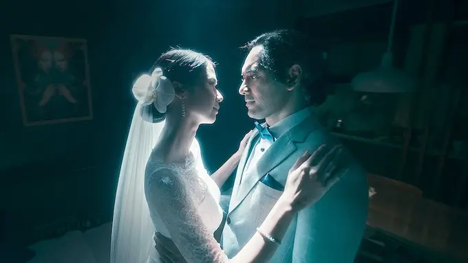 Laura Basuki dan Ario Bayu dalam film "Sehidup Semati". [Foto: Netflix]
