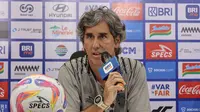 Pelatih Bali United, Stefano Cugurra, saat hadir sesi pre match press conference laga Persija Jakarta melawan Bali United di Jakarta International Stadium pada Jumat (09/05/2025). (Bola.com/Abdul Aziz)