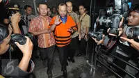 Mantan Sekjen Partai NasDem, Patrice Rio Capella (tengah) usai menjalani pemeriksaan di KPK, Jakarta, Jumat (23/10/2015). Patrice Rio Capella resmi ditahan KPK usai menjalani pemeriksaan lebih kurang 8,5 jam. (Liputan6.com/Helmi Afandi)