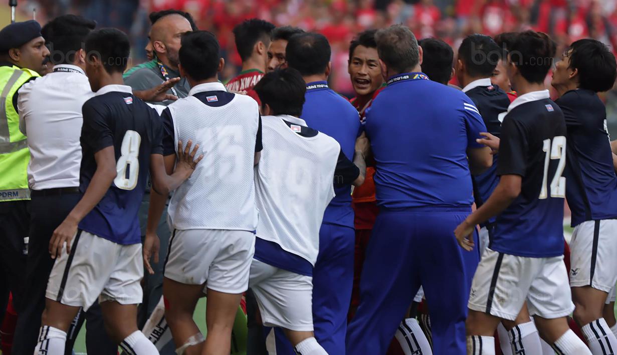 Para pemain timnas Indonesia terlibat pertikaian dengan pemain Kamboja di Stadion Shah Alam, Selangor, Kamis, (24/8/2017). Indonesia menang 2-0 atas Kamboja. (Bola.com/Vitalis Yogi Trisna)