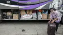 <p>Penumpang memasukkan barang bawaan ke bagasi bus AKAP di Terminal Bayangan Lebak Bulus, Jakarta, Kamis (21/4/2022). Sebagian pemudik memilih pulang kampung lebih awal untuk menghindari puncak arus mudik Lebaran. (Liputan.com/Faizal Fanani)</p>
