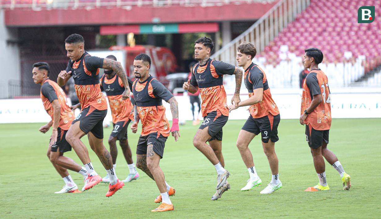 Para pemain Persija Jakarta tampak serius pada latihan resmi jelang pertandingan pekan ke-30 BRI Super League melawan Persis Solo yang bertempat di Stadion Utama Gelora Bung Karno (SUGBK) Jakarta pada Minggu (26/04/2026).