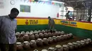 Sejumlah pot berisi ular yang akan diekstraksi bisanya di pusat ekstraksi bisa ular Irula di pinggiran Chennai, India, (11/11). Keahlian mereka menangkap ular merupakan turunan dari generasi ke generasi Suku Irula. (AFP Photo/Arun Sankar)