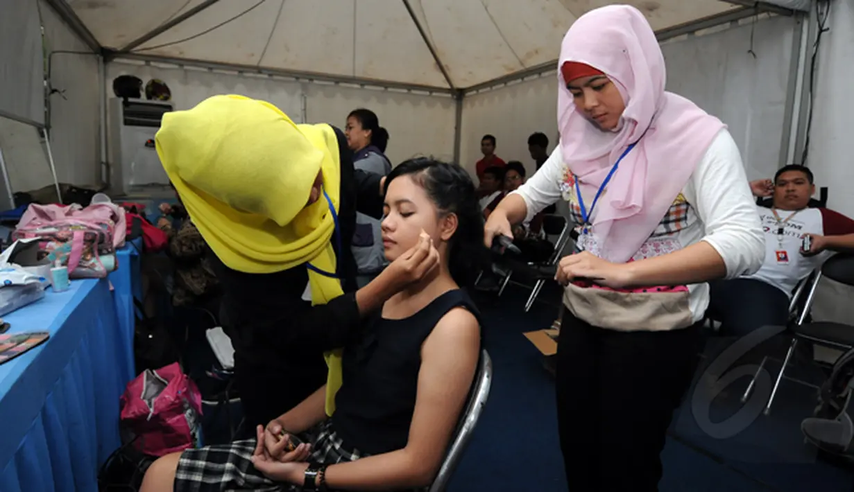Jelang beraksi di panggung inBox di Cibinong, Bogor, Alif Ekacahya didandani terlebih dahulu oleh tim rias SCTV, Selasa (27/1/2015). Alif Ekacahya merupakan pemenang keempat ajang Music Vidio Contest. (Liputan6.com/Helmi Fithriansyah)