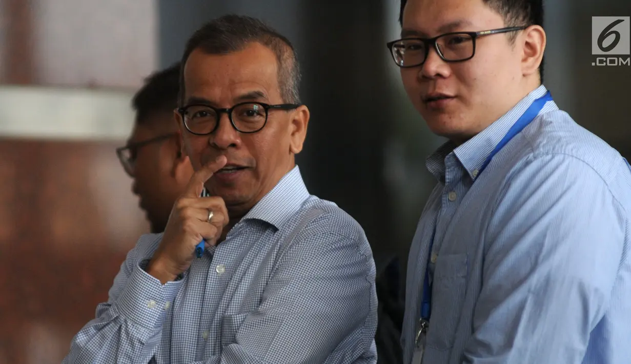 Mantan Dirut PT Garuda Indonesia Emirsyah Satar (kiri) saat akan menjalani pemeriksaan di Gedung KPK, Jakarta, Rabu (17/7/2019). Satar diperiksa sebagai tersangka terkait dugaan suap pengadaan mesin Rolls-Royce PLC asal Inggris untuk pesawat Airbus milik Garuda Indonesia. (merdeka.com/Dwi Narwoko)