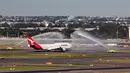 Pesawat penumpang jumbo Boeing 747 terakhir milik maskapai nasional Australia Qantas menerima semprotan air tanda penghormatan saat akan lepas landas di Sydney, Australia, Rabu (22/7/2020). Dengan mengudaranya penerbangan QF7474, Boeing 747 resmi dipensiunkan dari Qantas. (Xinhua/Bai Xuefei)