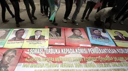 Sebuah spanduk dibentangkan yang berisi desakan kepada KPK untuk segera mengusut kasus dugaan korupsi yang dilakukan oleh sejumlah mantan pejabat negara, Jakarta, Rabu (10/6/2015). (Liputan6.com/Helmi Afandi)