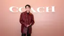 Sementara itu Lee Soo Hyuk  memesona dengan leather jacket maroon-nya. [Foto: Dok. Coach]