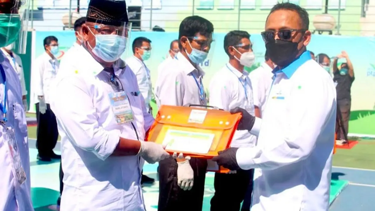 CEO PTPN V Jatmiko K Santosa menyerahkan penghargaan kinerja pemanen terbaik saat perayaan HUT PTPN V ke-25.