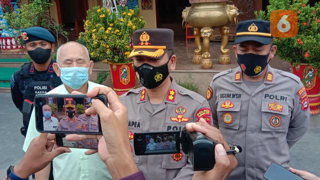 Kapolres Serkot, AKBP Maruli Ahiles Hutapea, Di Vihara Avalokitesvara. (Senin, 31/01/2022). (Liputan6.com/Yandhi Deslatama).