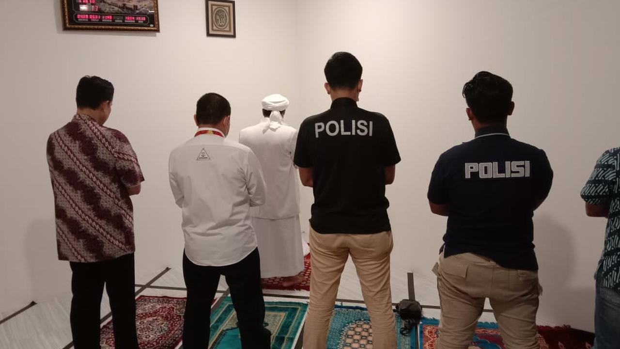 Rizieq Shihab sedang melaksanakan salat secara berjamaah di Polda Metro  Jaya. (Istimewa)