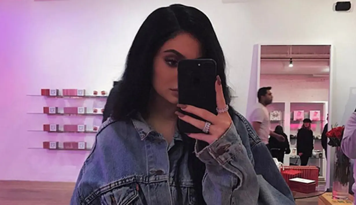Bicara soal pakaian yang disiapkan untuk calon bayi perempuannya, seperti yang telah diberitakan sebelumnya, Kylie Jenner rela menghabiskan uang hampir Rp 1 Milyar untuk membeli pakaian anaknya.  (Instagram/Kyliejenner)