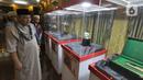 Pengunjung melihat-lihat benda saat Pameran Artefak Rasulullah dan Sahabat Nabi di Padepokan Welas Asih, Parung, Kabupaten Bogor, Jawa Barat, Minggu  (26/7/2020). Pameran ini bertujuan sebagai syiar untuk lebih menumbuhkan kecintaan kepada Rasulullah SAW. (merdeka.com/Arie Basuki)