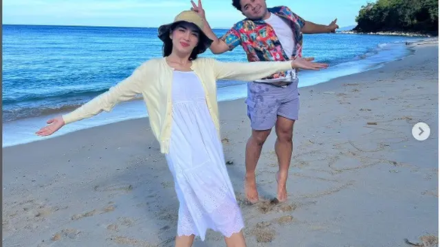 Pesona Body goals Angel Karamoy saat di Pantai Paal, Sulawesi Utara (Foto: Instagram bikinlapertranstv)