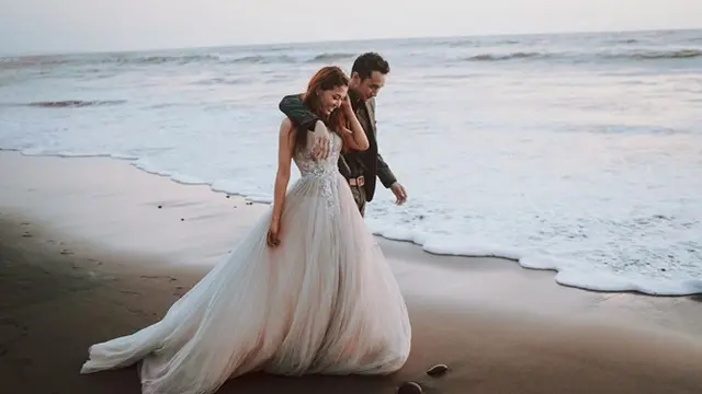 6 Potret Prewedding Gerald Yohanes 'Anak Langit' dan Mezty Mez, Mesra Bertema Alam
