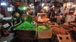 Pedagang cabai rawit menunggu pembeli di Pasar Induk Kramat Jati, Jakarta Timur, Kamis (2/6/2022). Harga cabai rawit hijau naik menjadi Rp 55.000 dari harga sebelumnya Rp 45.000 per kilogram. (merdeka.com/Iqbal S Nugroho)