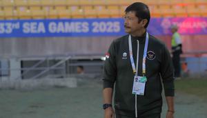 Meski berhasil mengalahkan Myanmar U-22 dengan skor 3-1 pada laga pamungkas Grup C SEA Games 2025, tim asuhan pelatih Indra Sjafri ini kalah produktivitas gol dari Malaysia. Tampak dalam foto, pelatih Timnas Indonesia U-22, Indra Sjafri, sesaat sebelum memimpin laga melawan Myanmar pada pertandingan terakhir Grup C SEA Games 2025 di The 700th Anniversary of Chiang Mai Stadium, Thailand, Jumat (12/12/2025). (Bola.com/Bagaskara Lazuardi)
