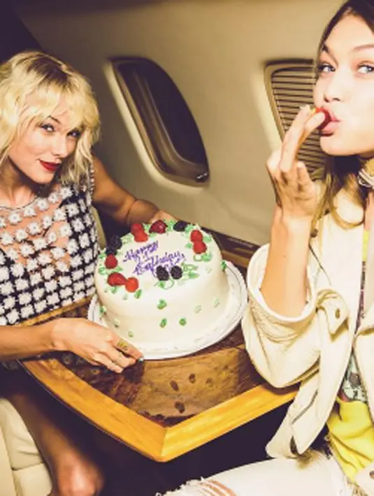 Taylor Swift juga mengunggah foto ultah Gigi Hadid. Taylor memberikan kue tart vanilla untuk sahabatnya tersebut. (viainstagram@taylorswift/Bintang.com)