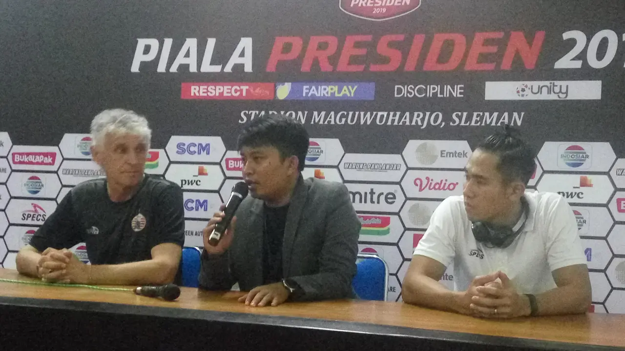 Pelatih Persija Jakarta, Ivan Kolev (paling kiri) dan Ryuji Utomo (paling kanan)