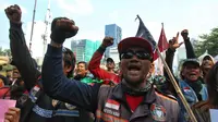 Aksi unjuk rasa massa dari pengemudi ojek online atau ojol yang tergabung dalam Koalisi Ojol Nasional (KON) di Patung Kuda, Jalan Medan Merdeka Barat, Selasa (29/8/2023). (Liputan6.com/Angga Yuniar)