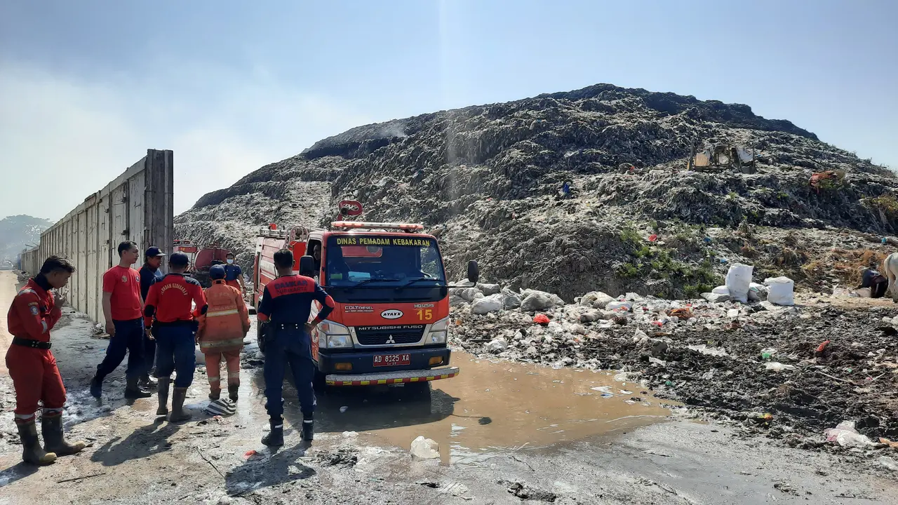 Pemadaman Kebakaran di TPA Putri Cempo Solo