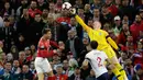 Kiper Inggris, Jordan Pickford berusaha menepis bola selama bertanding melawan  Republik Ceko pada grup A babak kualifikasi Euro 2020 di stadion Wembley di London (22/3). Inggris menang telak atas Ceko 5-0. (AP Photo/Tim Irlandia)