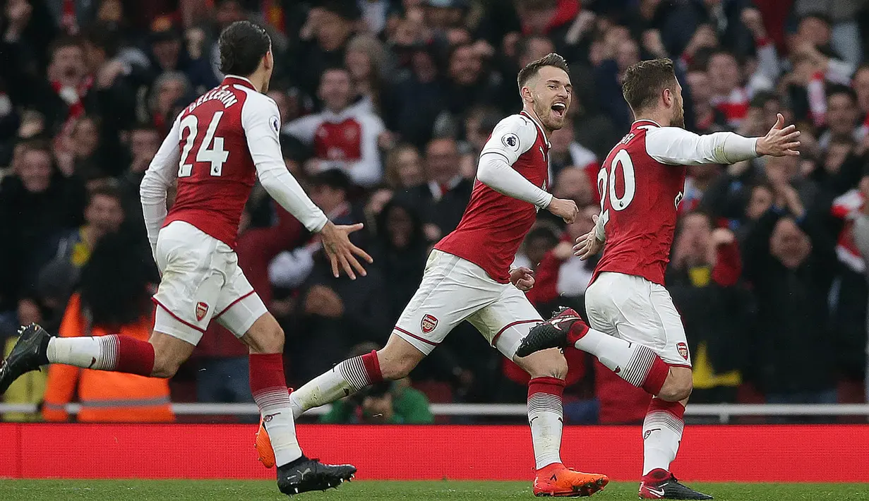 Para pemain Arsenal merayakan gol yang dicetak Shkodran Mustafi ke gawang Tottenham pada laga Premier League di Stadion Emirates, London, Sabtu (18/11/2017). Arsenal menang 2-0 atas Tottenham. (AFP/Daniel Leal-Olivas)