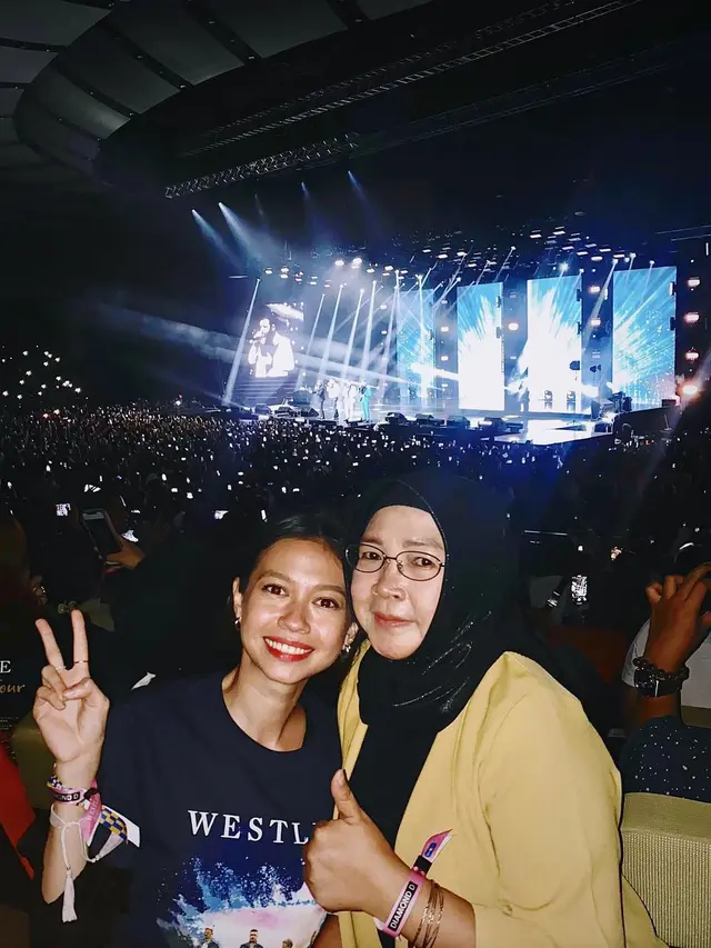 6 Potret Keseruan Yuki Kato Temani Sang Ibunda Nonton Konser Westlife