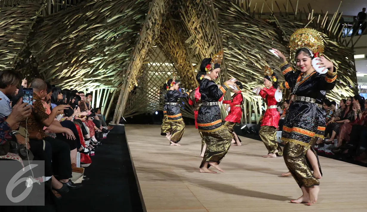 Sejumlah penari ikut memeriahkan acara fashion show 'Kenduri' yang menampilkan busana rancangan Desainer Edward Hutabarat di Senayan City, Jakarta, Senin (15/8). (Liputan6.com/Herman Zakharia)